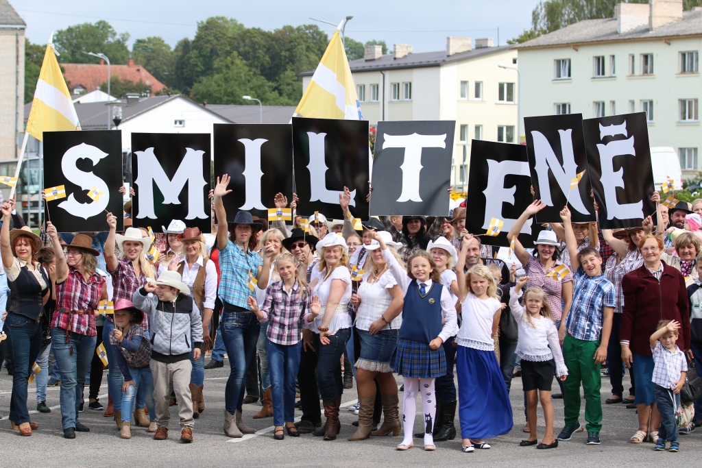 Teksasā vēl nenojauš, ka kantrī radies Smiltenē - tie ir vārdi no dziesmas, kuras videoklipa uzņemšanā grupa “Apvedceļš” aicināja piedalīties ikvienu smiltenieti. Smiltenieši vēlreiz apliecināja, cik pozitīvi, atraktīvi un atvērti spēj būt.                                                                                                                                                                 
Autors:  SANTA SINKA