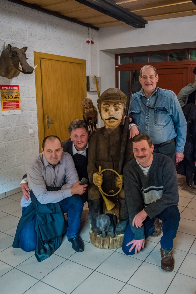 Pie Jērcēnu mednieku biedrības jauniegūtā biedra (vidū) fotografējās daudzi, arī Strenču novada mērs Jānis Pētersons (no kreisās) un Jērcēnu pagasta  mednieki Jānis Ence,  Aleksandrs Lovkins un Agnis Ķimsis. 

Autors:  ANNIJA ENCE