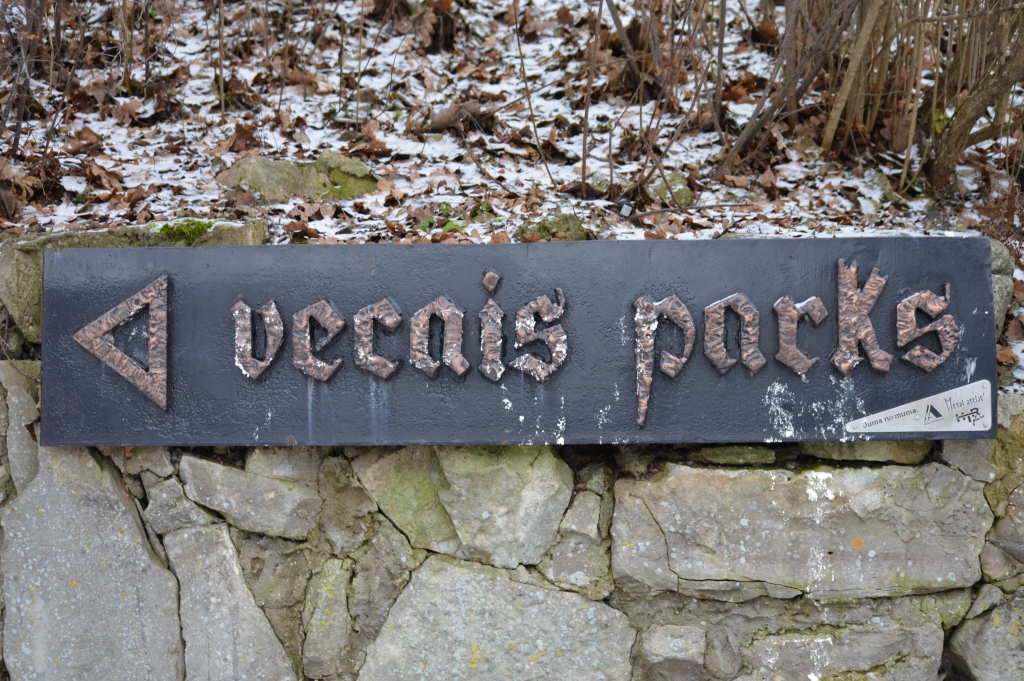 Smiltenē Vecais parks ir viens no vietējo iedzīvotāju iecienītākajām pastaigu vietām. Kamēr vieni priecājas par sakopto teritoriju, uzrodas tādi, kas to posta. Pirmajos Ziemassvētos ar montāžas putām nopūsta Vecā parka norāžu zīme.                                                                                      
Autors:  SANTA SINKA