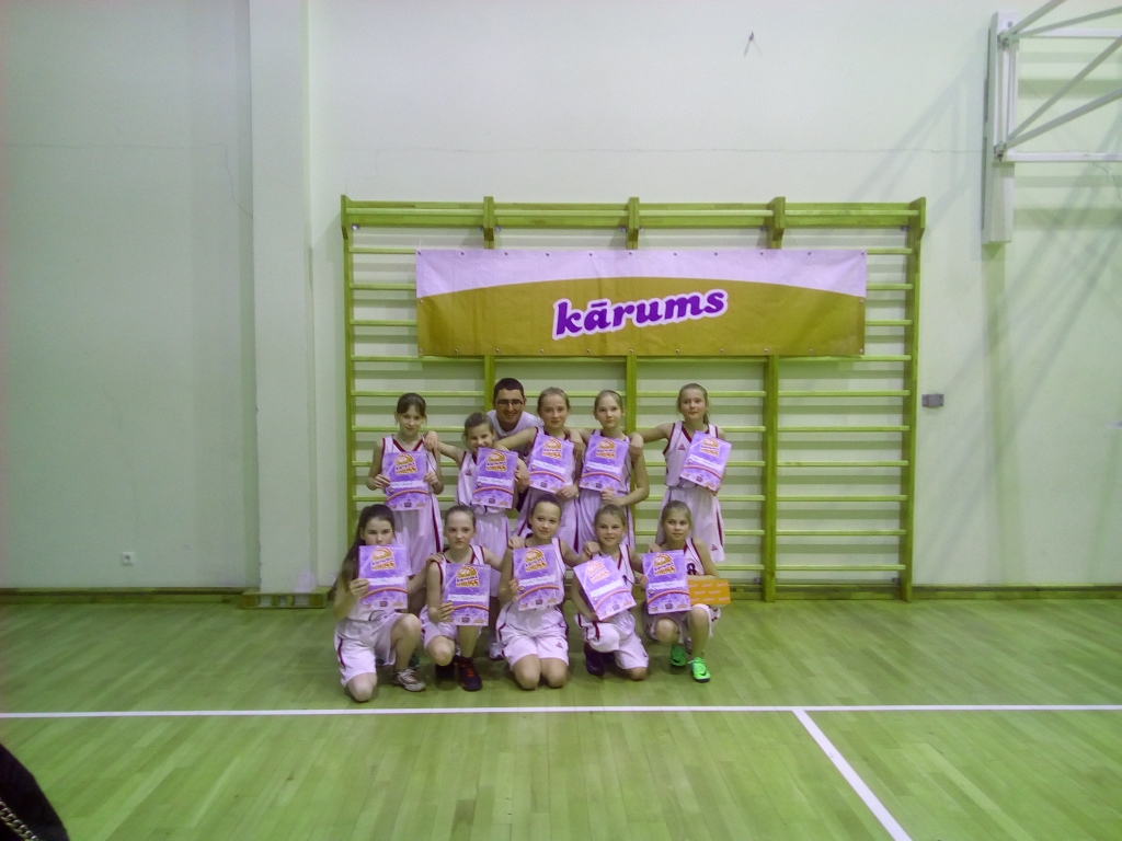 Dzintara Ziediņa trenētā Smiltenes sporta skolas meiteņu basketbola komanda šobrīd ir līdere Latvijā U-11 vecuma grupā “Kārums kauss” turnīrā. 
                                                                                                          
Autors:  ZANE KRĒSLIŅA  
