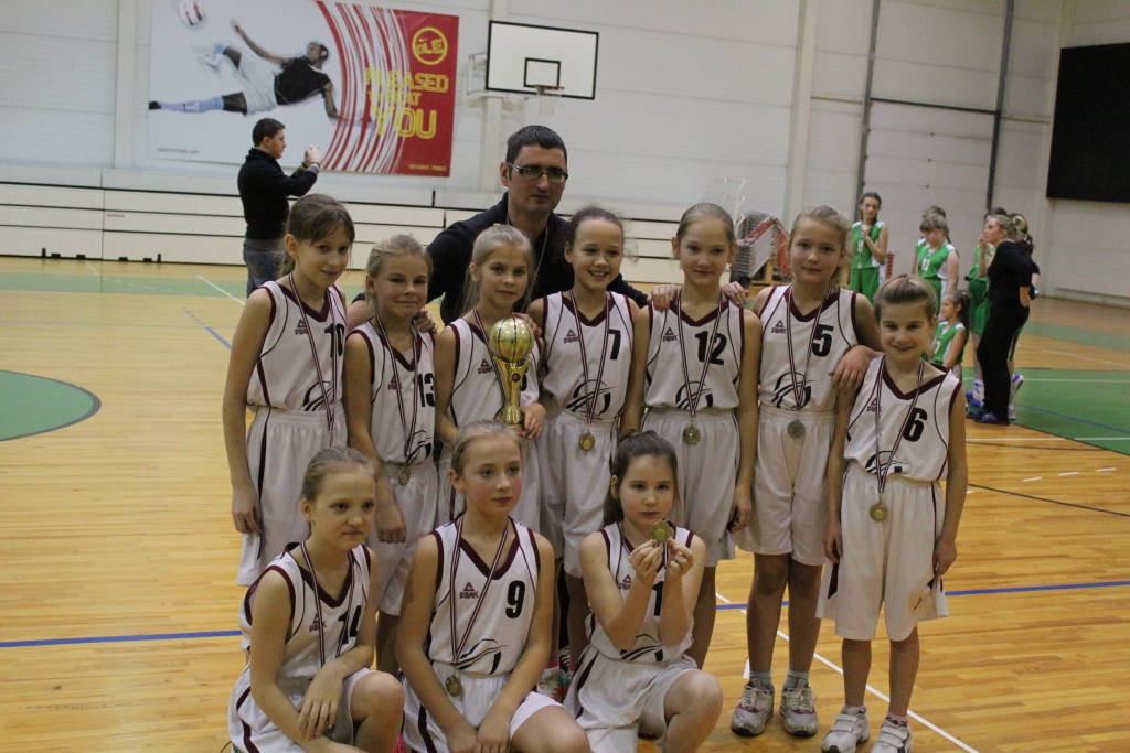 Starptautiskā turnīrā basketbolā Smiltenē pārliecinoši uzvarēja mājinieces, Smiltenes sporta skolas meiteņu komanda, kuru trenē Dzintars Ziediņš.                                                                                                  
Autors: NO SPORTA SKOLAS ARHĪVA