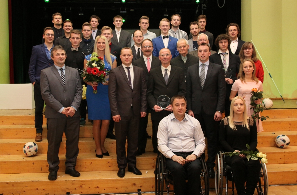 Smiltenes novada Gada balvas sportā laureāti kopīgi fotografējās ar īpaši izraudzītām personībām, kas ar savām uzrunām iedvesmoja jaunos sportistus, kā arī tiem pasniedza balvas.                                                                                                                                                                                                                                                                                          
Autors:  SANTA SINKA