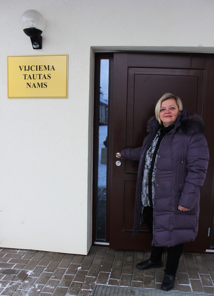 Vijciema tautas nama durvis plaši ver tautas nama vadītāja Vita Bērziņa, aicinot uz pasākumiem.  