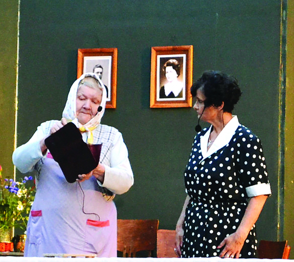 Brīvdabas izrādē “Limuzīns Jāņu nakts krāsā” Anna Leite nospēlēja Mirttanti, vedekla Baiba – Olitu.