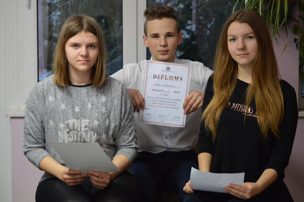 Smiltenes mūzikas skolu programmas “Vokālā mūzika  - Kora klase” konkursa valsts finālā pārstāvēs Džūlija Koļenceva (no kreisās), Jānis Kubuliņš un Kate Apse.                                                                                
Autors:  SANDRA PĒTERSONE