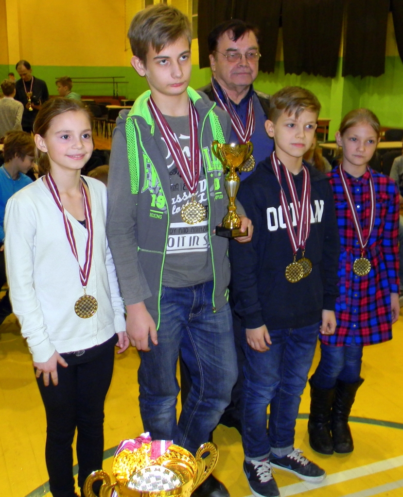 Palsmanietis Kristers Lapiņš (ar kausu rokās) kļuvis par divkārtēju čempionu šā gada Latvijas skolēnu sporta spēlēs 64 lauciņu dambretē. Attēlā - ar savu Limbažu un Salacgrīvas sporta skolas komandu un treneri Kārli Ozolu.                                                                                                 
Autors:   INGA MILLERE