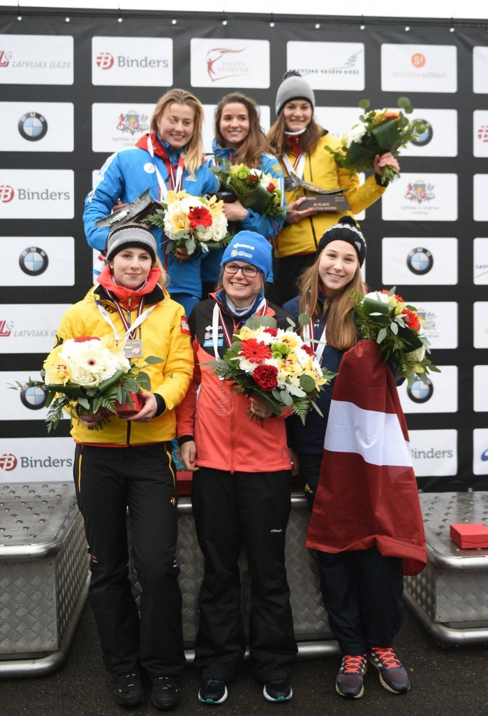 Pasaules junioru čempionātā pirmajā sešniekā jaunietēm apbalvošanas ceremonijā piedalās arī valcēniete Dārta Zunte (pirmajā rindā pirmā no labās).                                                               

Autors: NO DĀRTAS ZUNTES PERSONĪGĀ ARHĪVA