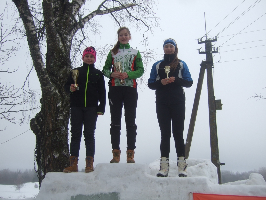 Orientēšanās sacensībās uz slēpēm “Madonas kauss 2017” visaugstāko rezultātu no “Azimuts OK-Sm BJSS” komandas sportistiem divu dienu summā uzrādīja Anete Anna Strazdiņa (pirmā no kreisās), izcīnot 2. vietu W-14 grupā.                                                                                                                                       
Autors:  MĀRIS STABIŅŠ