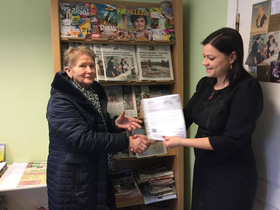 Valda Andersone ir varen pārsteigta, ka beidzot arī viņai paveicies un laimējusi dāvanu karti rehabilitācijas centrā “Līgatne”. Līdz šim loterijās veiksme viņai nav smaidījusi.                                                                   
Autors:  INGŪNA JOHANSONE