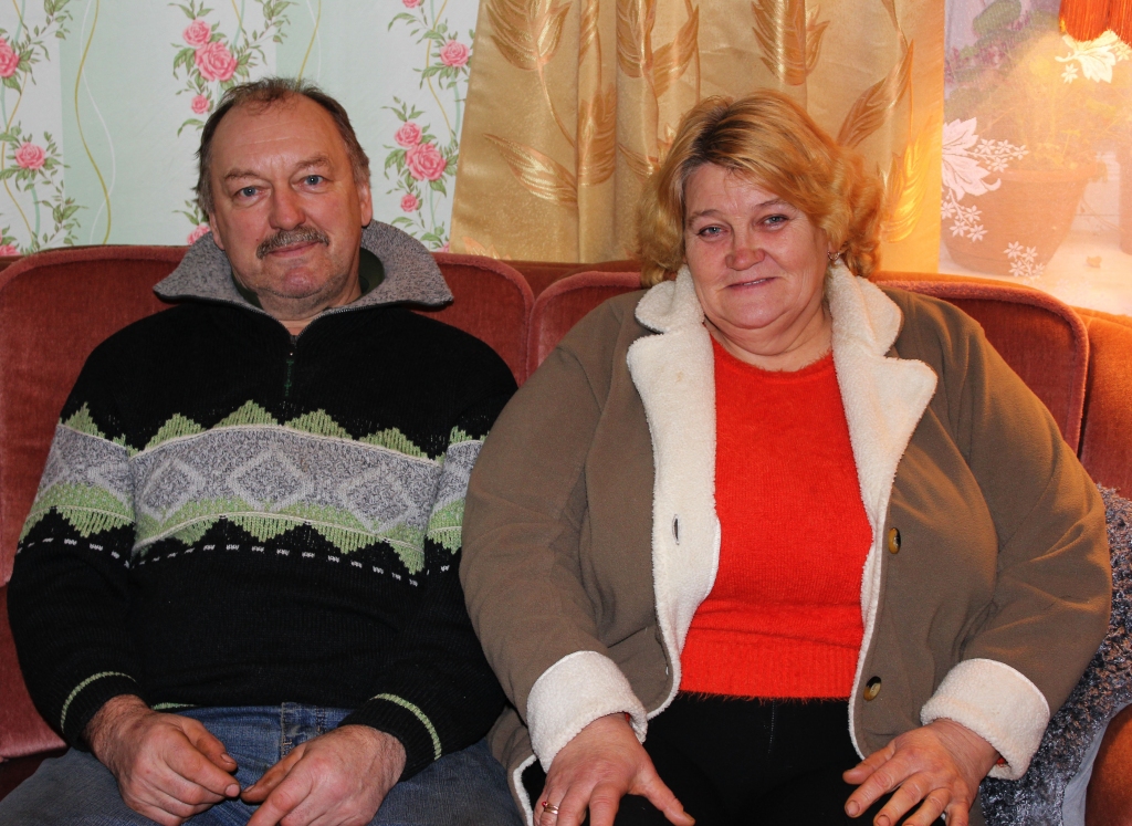 Sandra un Jānis Veideri, atpūtas telpā mājīgi iekārtojušies uz dīvāna, dalās stāstos par lauksaimniecības darbiem.                                                                                                     
Autors:   Elīna Veidere