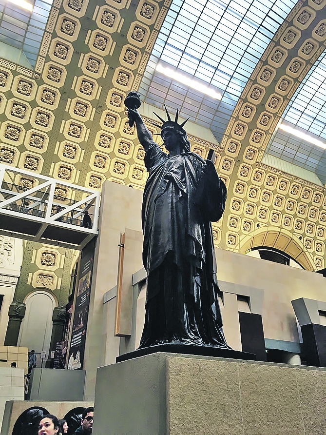 Mazā Amerikas Brīvības statujas kopija, kuru veidojis franču mākslinieks Frederiks Ogists Bartoldi.