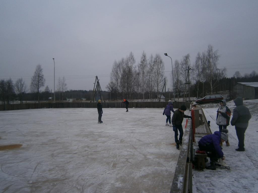 Dienas pirmajā pusē Ērģemes slidotavā sporto vietējās pamatskolas skolēni, kad viņiem ir sporta stundas, bet vakarpusē tur ierodas hokejisti.                                                                                                                           
Autors:  JĀNIS KRAMS