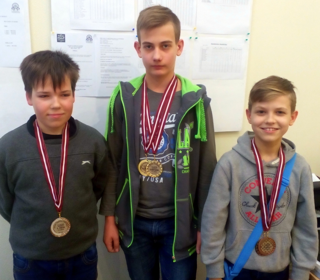 12 gadus vecais palsmanietis Kristers Lapiņš tikko kļuvis par trīskārtēju Latvijas čempionu 64 lauciņu dambretē U-13 vecuma grupā. Attēlā: 1.-3. vietas ieguvēji klasiskajā dambretē un ātrspēlē - Reinis Štāls (no kreisās), uzvarētājs Kristers Lapiņš un Klāvs Norenbergs.                                                                                             
Autors:   KĀRLIS OZOLS
