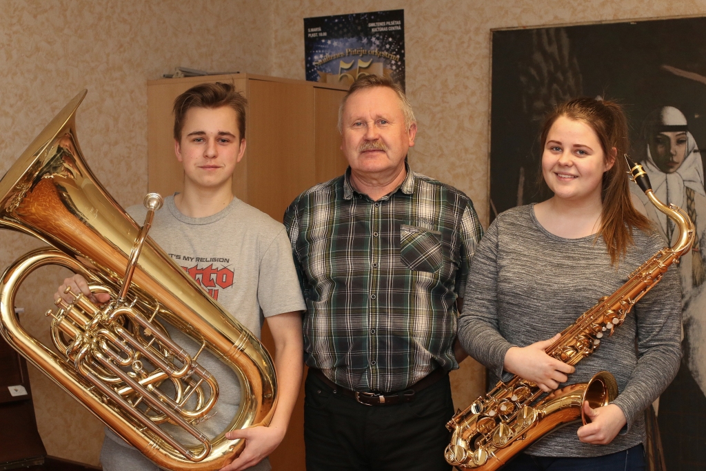 Smiltenes mūzikas skolas audzēkņi Kārlis Rozītis (no kreisās) un Samanta Rauza augstus panākumus guvuši prestižajā XXII Latvijas mūzikas skolu pūšaminstrumentu un sitaminstrumentu izpildītāju konkursā. Par abu sasniegto priecīgs ir pūšamo instrumentu pedagogs Pēteris Vilks (vidū).                                                              
Autors:  SANTA SINKA
