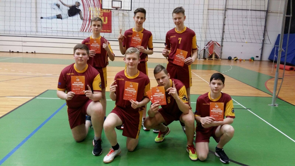Valkas Jāņa Cimzes ģimnāzijas jauno volejbolistu komandas spēlētāji: pirmajā rindā no kreisās – Toms Āboliņš, Klāvs Kārkliņš, Matīss Jaunslavietis, Kārlis Vaļģis: otrajā rindā no kreisās – Mārtiņš Rihards Mazurs, Rihards Vabalis un Aivars Kristians Rullis. Viņi var lepoties ar pirmajiem sportiskajiem panākumiem.                                                                                    
Autors: NO PERSONĪGĀ ARHĪVA