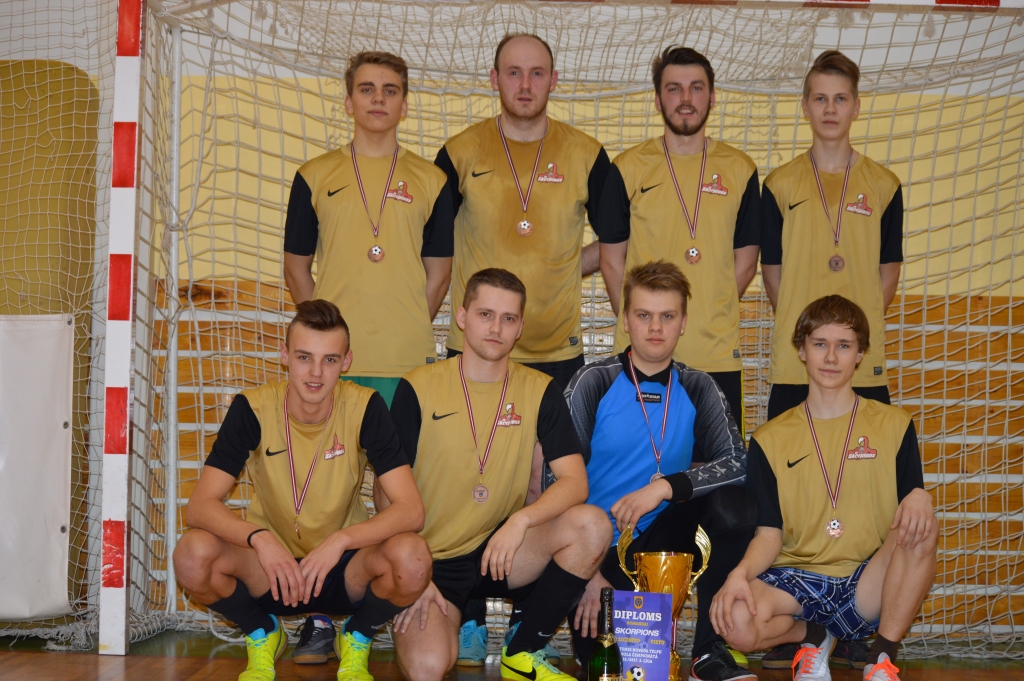 Trešajā vietā ierindojās Smiltenes novada komanda “Skorpions”: 1. rindā no kreisās Sandis Eglītis, Gints Zuika, Lauris Kordulis, Raijens Kreitūzis, 2. rindā no kreisās Edgars Kvitka, Arnis Platpīrs, Elvis Freimanis, Rinalds Kaņipovs. Klāt nav Mareka Rudzīša.