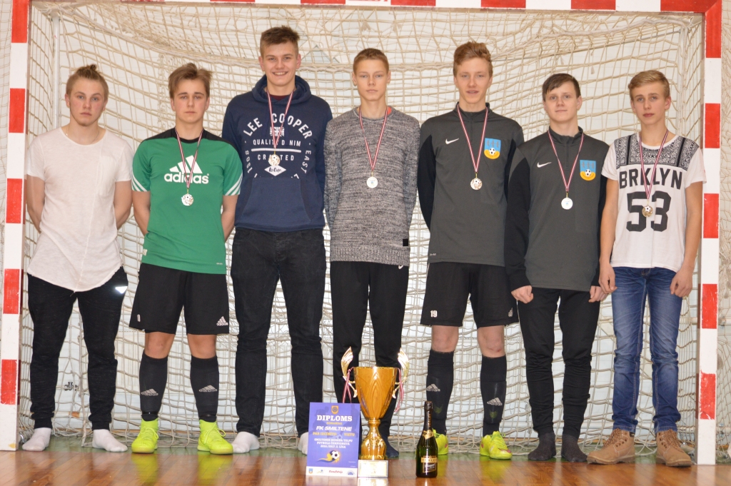  Otro vietu telpu futbola turnīra kopvērtējumā izcīnīja jauniešu komanda “FK Smiltene”: Reinholds Klots (no kreisās), Kārlis Rozītis, Raivis Ķīķeris, Valters Siliņš, Elvis Ābols, Kristaps Kuprišs, Eduards Emulovs.