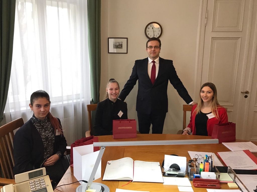 Ēnu dienā Smiltenes vidusskolas 10. klases skolniece Samanta Fiļimonova (otrā no kreisās) kopā ar rīdzinieci Ketrīnu Ici  un Paulu Lazdiņu no Skrīveriem Satversmes tiesā ēnoja Satversmes tiesas priekšsēdētāju Aldi Laviņu.                                                                                                              
Autors:   LĪGA PAULIŅA 