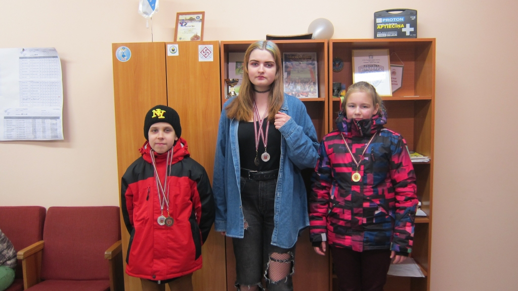 Medaļnieki valcēnieši: Kristiāns Majors (no kreisās), Rēzija Ķīkule un Arta Krista Rulle.                                                                                
Autors:  DZINTARS STOČKA