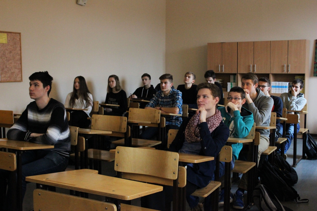 Valkas Jāņa Cimzes ģimnāzijas 11.ab klases audzēkņi ar interesi klausās Vidzemes Augstskolas studentu prezentācijā.                       
Autors:  Elīna Veidere