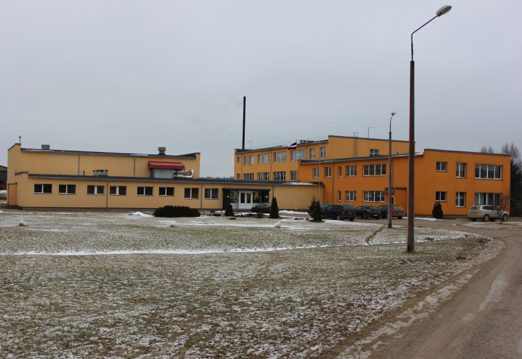 Lai gan ārā drūms laiks, Bilskas pamatskolas košās ārsienas rada siltu un vasarīgu noskaņu.  