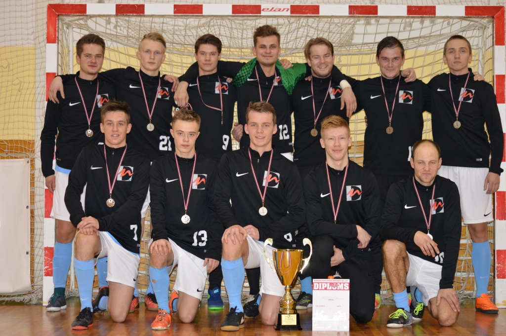  No Smiltenes novada komandām augstāko (godpilno otro) vietu  asā cīņā ar Valmieras komandu “SK Spēks” izcīnīja komanda “Elektronams”: 1. rinda no kreisās Kristers Aldis Puriņš, Mārtiņš Rakštelis, Eduards Stīpnieks, Artūrs Stūris, Raimonds Dūmiņš, 2. rindā no kreisās Jānis Kauškals, Eduards Veģeris, Reinis Putrālis, Dagnis Sausais Dairis Zariņš Elvis Teremko, Jānis Ērglis.
Autors: SANDRA PĒTERSONE