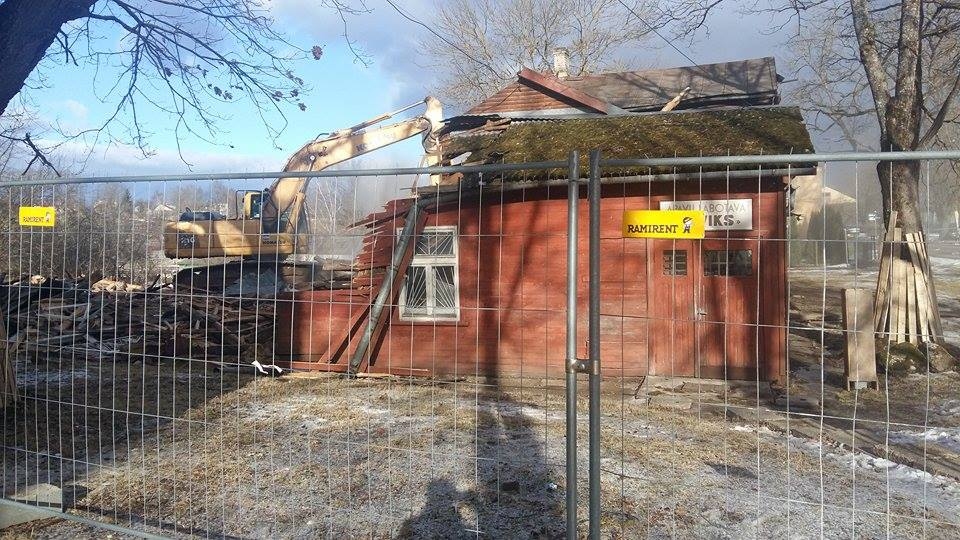 Aizvadītajā piektdienā kārtu pa kārtai ekskavatora kauss jauca nost bijušo tipogrāfijas ēku Rīga ielā 12, kur pēc dažiem mēnešiem darbu uzsāks atklāta tipa pašapkalpošanās automazgātava ar trim vietām.     
Autors:  INGA KARPOVA