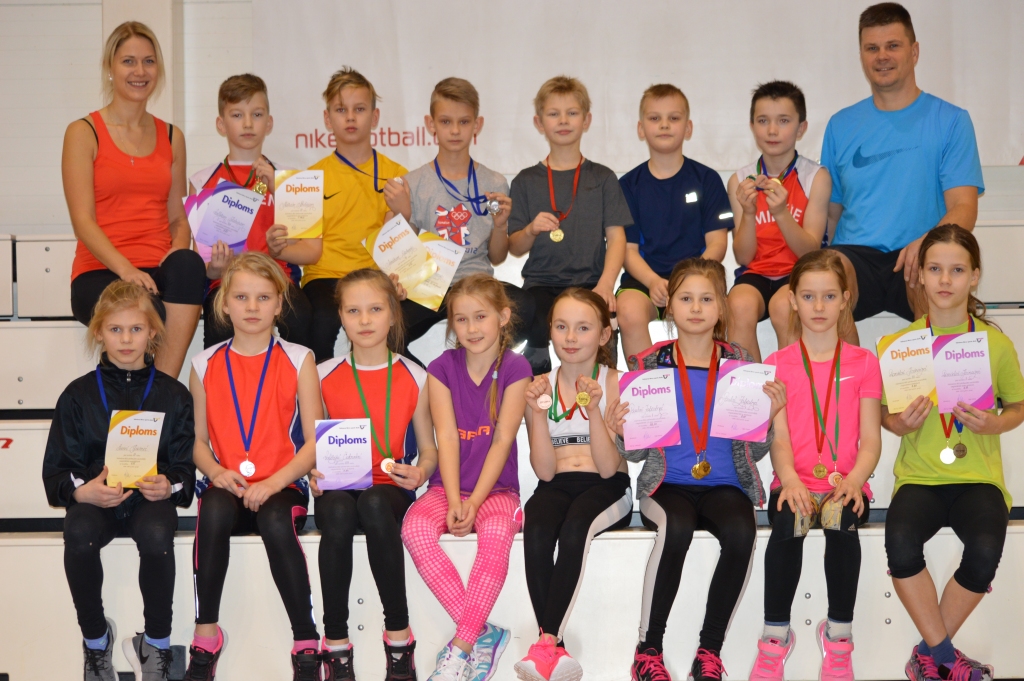 Treneru Sindijas Grēnas un Ingara Grēna audzēkņi, Smiltenes sporta skolas vieglatlēti, startējot Vidzemes mēroga sacensībās, sasnieguši vērā ņemamus rezultātus un nopelnījuši daudz medaļu. 