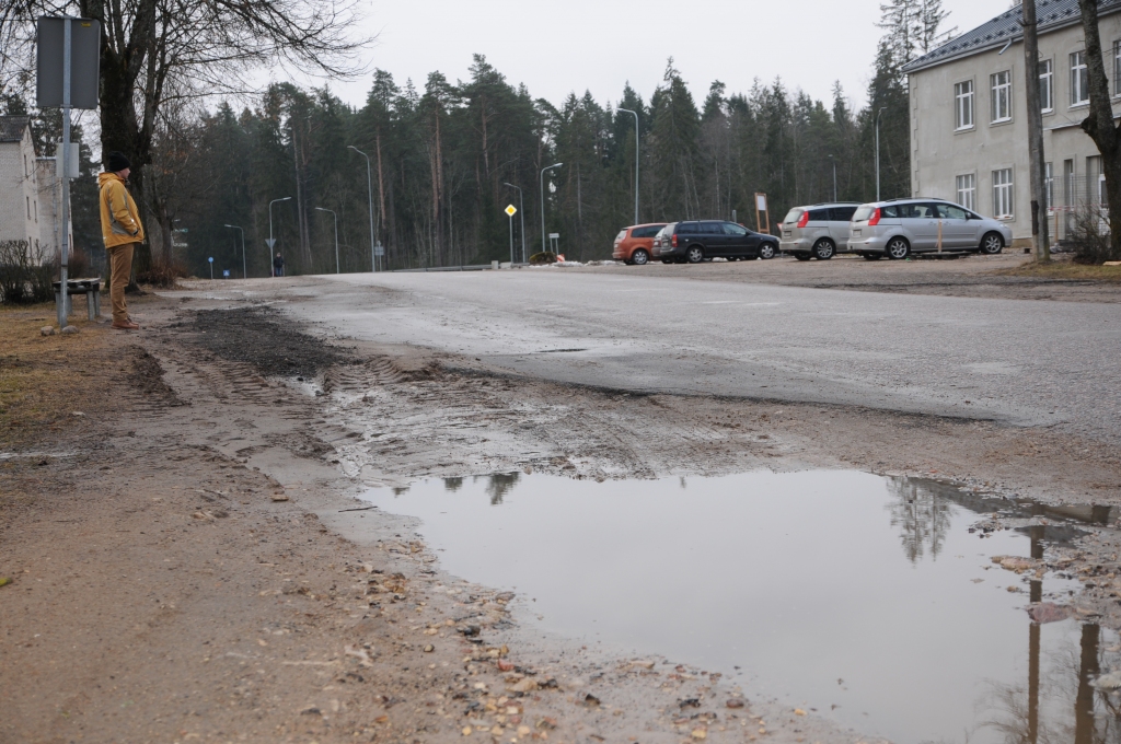 Lai Varoņu ielas 38. nama iedzīvotāji aizietu līdz autobusa pieturai, ir jābrien pa slapju zālāju, jo ielas mala ir dubļaina un neizbrienama.                                                                                                                                  
Autors:   INGA KARPOVA