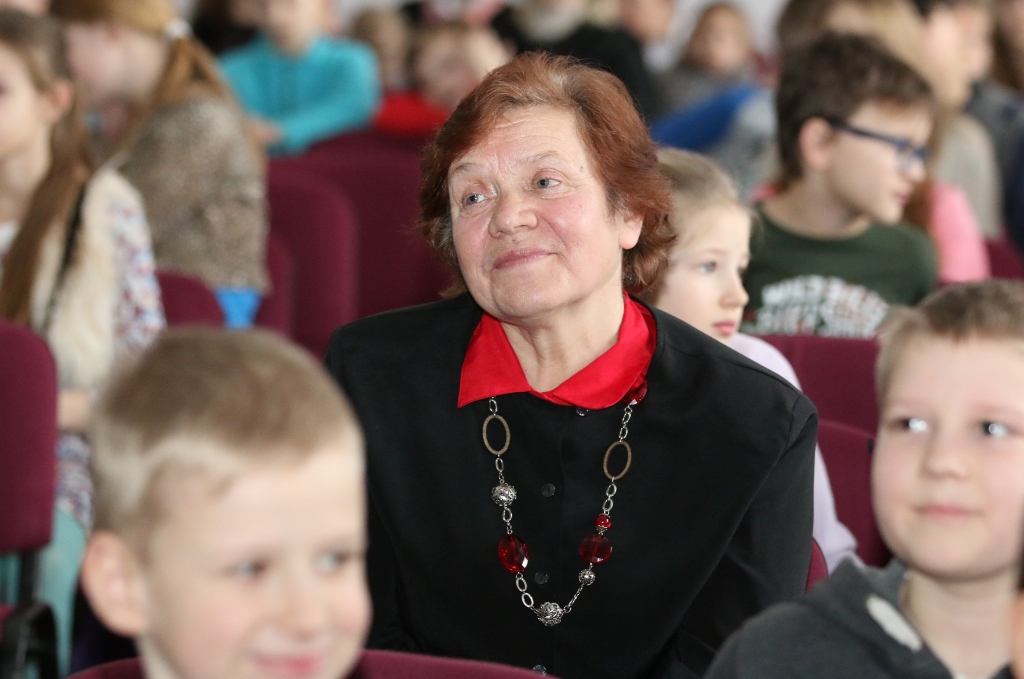 Grāmatas lasa ne tikai skolēni, bet arī viņu vecvecāki, tostarp 2. klases skolnieces Katrīnas vecmāmiņa Lita Āboltiņa.