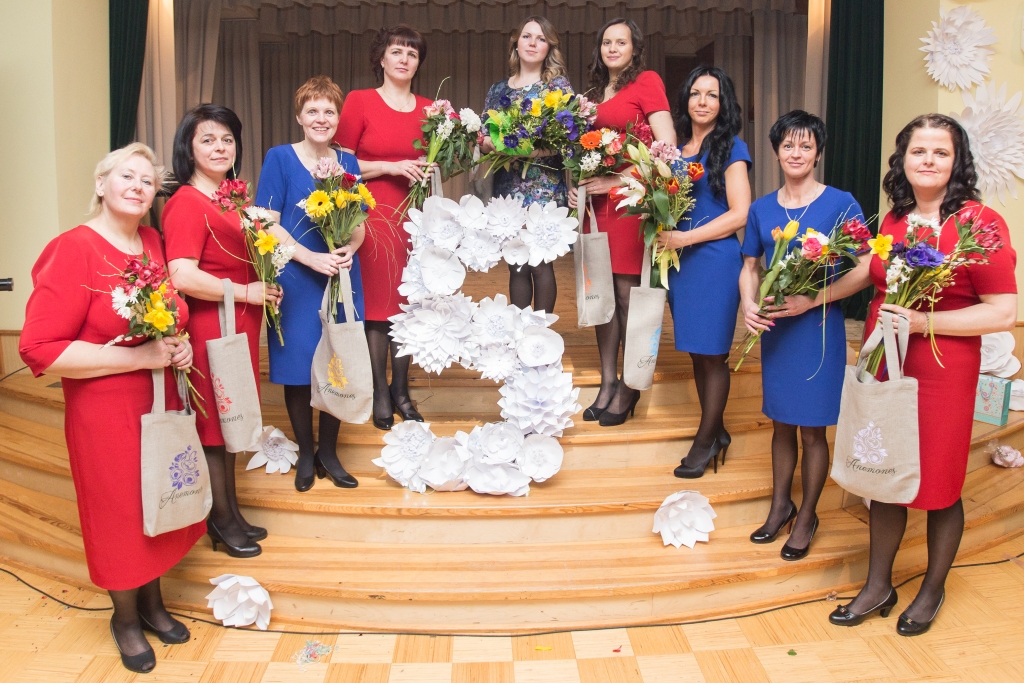Lūk, viņas, jubilāres, Launkalnes pagasta “Anemones”: Dagnija Silava (no kreisās), Ina Staško, Inguna Baumane, Laila Kadiķe, Signe Baltere, Agnija Rudzīte, Rita Namniece, Gundega Kondratjeva, Baiba Kvelde.                                                                                                                                           
Autors:  ANDRIS VĒRZEMNIEKS