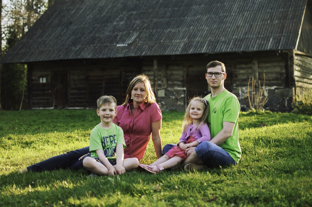 Valcēniešu Smanu ģimene - mamma Evija un tētis Gundars kopā ar dēlu Emīlu Dāvi un meitiņu Kati - dzīvo veselīgi.
                                                                                                                                                                                  
Autors:  NO PERSONĪGĀ ARHĪVA