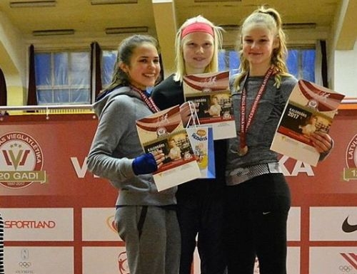 Smilteniete Marta Marksa (vidū) izcīnījusi Latvijas čempiones titulu 60 metru barjerskrējienā U16 grupā, aiz sevis atstājot Beatrisi Zvirgzdiņu no sporta skolas “Arkādija” un Martu Sīviņu no Ogres.                
Autors: PUBLICITĀTES FOTO 