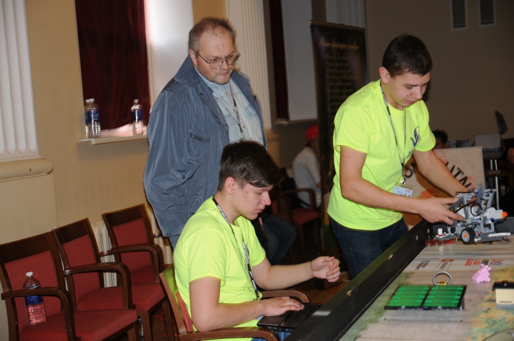 Sestdien un svētdien Valkas pilsētas kultūras namā notikušajās FIRST LEGO League robotikas sacensībās Valkas Jāņa Cimzes ģimnāziju pārstāvēja robotikas pulciņš “Optrons”. Tā dalībnieki Marks Kristiāns Bomis (no kreisās) un Agris Tukišs pulciņa vadītāja Valda Jeruma uzraudzībā pirms robotu spēles vēl veic pēdējās pārbaudes.  
Autors:   INGA KARPOVA
