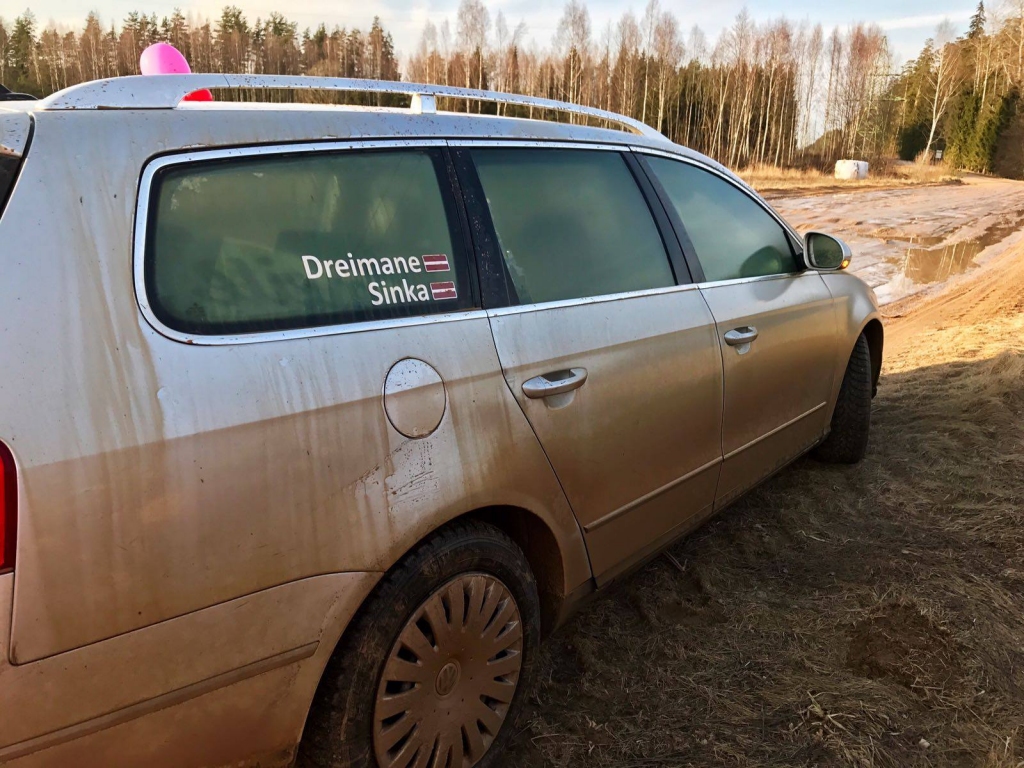 Pavasarī ir jārēķinās ar dubļiem, taču “Prezidenta meitenes” nedomāja, ka lauku ceļi būs teju neizbraucami, kā rezultātā nācās apskādēt mašīnu.