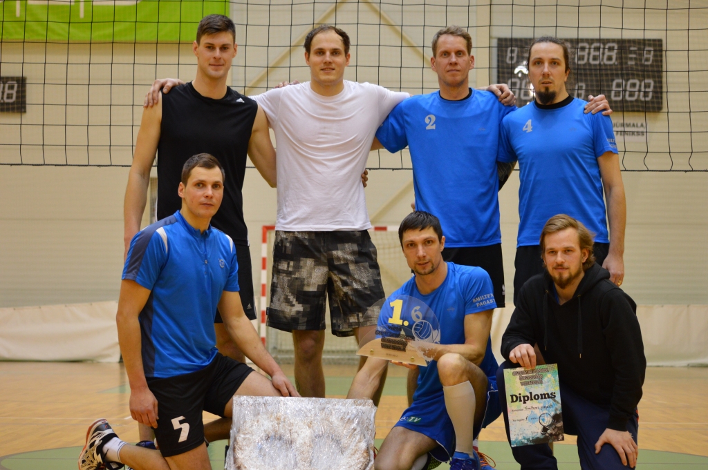  Smiltenes novada atklātajā volejbola čempionātā uzvarēja komanda “Smiltenes pagasts”: 1. rindā no kreisās Nauris Pulkstenis, Rolands Aģis, Miks Bisenieks, 2. rindā no kreisās Ivars Blīgzna, Matīss Spalva, Ilmārs Bundzis, Normunds Aģis. Klāt nav Mārtiņa Ruka, Andra Rieksta un Elīnas Aģes.