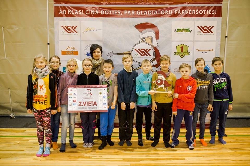Skolu slidošanas sacensībās “Ledus Gladiatori” Valmierā jaunāko klašu divīzijā 2. vietu izcīnīja Smiltenes vidusskolas 4.c klases skolēni, kuru lielākais atbalsts bija audzinātāja Diāna Kokarēviča.                  
Autors:  RAIVO SARELAINENS
