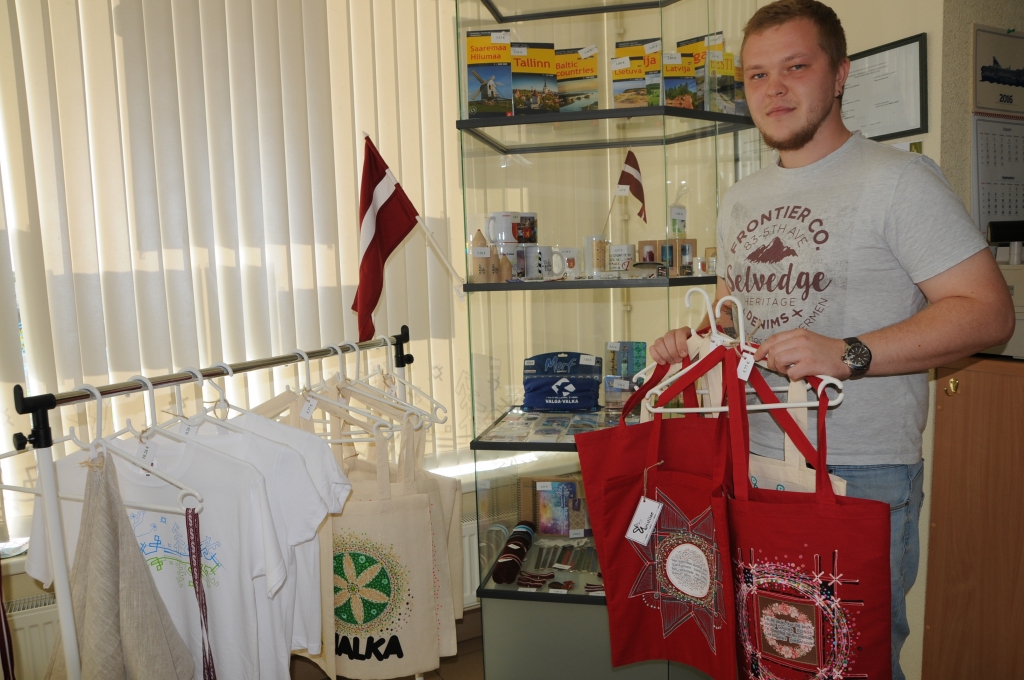 Valkas Tūrisma informācijas biroja vadītāju Daini Čapiņu un viņa komandu gaida liels darbs, lai pienācīgi sagatavotos tradicionālajam Lielajam labdarības robežtirgum Valkā un Valgā. Šogad tas notiks jau 15. gadu pēc kārtas. 
                                                                                                                                                                                   
Autors:  INGA KARPOVA