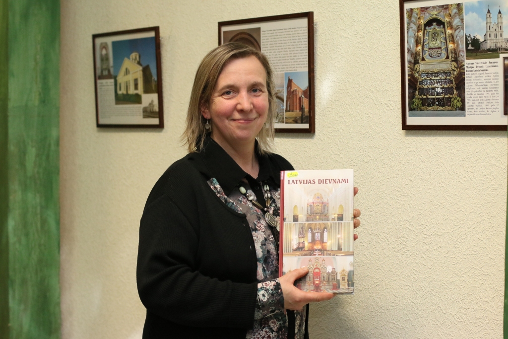 Smiltenes novada bibliotēkā līdz pat aprīļa otrajai pusei ir apskatāma žurnālistes un grāmatas “Latvijas dievnami” autores Vivantas Volkovas fotoizstāde par 22 Latvijas baznīcām. Nākamajā mēnesī ikvienam bibliotēkas apmeklētājam būs iespēja satikt arī pašu autori.                                                                                                 
Autors:  SANTA SINKA