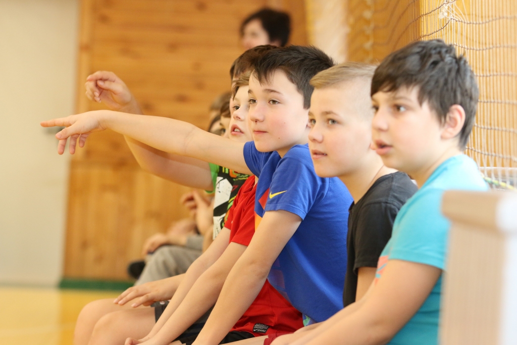 Smiltenes vidusskolas 4.c klases zēni prot ne tikai labi slidot, ko apliecināja nesen notikušajās “Ledus Gladiatoru” sacensībās, bet arī palīdzēt skolas biedriem ar sportisku padomu.