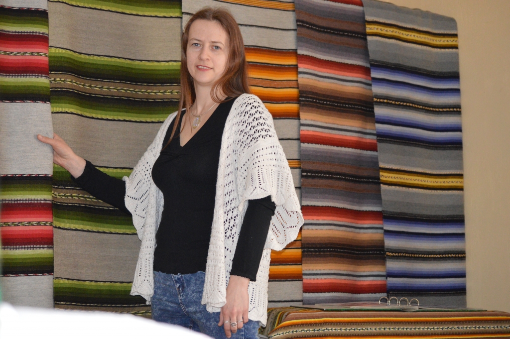 Tautas lietišķās mākslas studijas “Smiltene” audējas un studijas vadītāja Liene Strazdiņa aicina uz izstādi, kur godā celtas Vidzemei raksturīgās segas.                                                                                            
Autors:  SANDRA PĒTERSONE