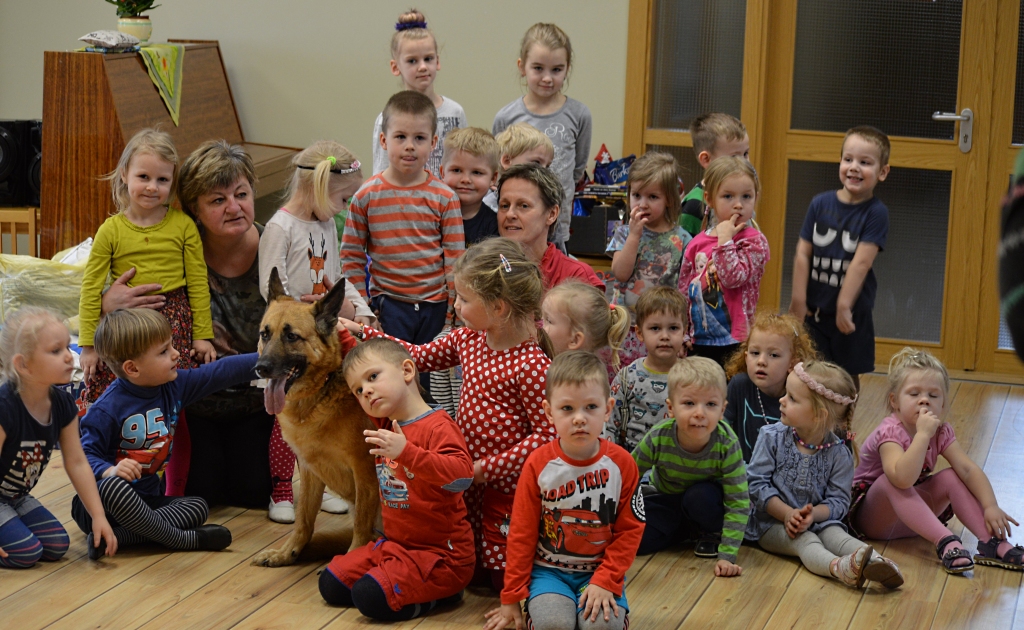 Par mīļu tradīciju kļuvusi Atbildības stunda Smiltenes bērnudārzā “Pīlādzītis”. Var tikai sajūsmināties, kā dzīvnieka klātbūtne atraisa mazos ķiparus. Bērni ar aizrautību stāsta par saviem mīļdzīvniekiem un steidz samīļot Loti. Savukārt, no malas vērojot sarunu, pārsteidzoša ir mazo trīsgadnieku sejās redzamā neviltotā un nopietnā attieksme par dzirdēto. Aug sirdsgudri bērni.  
