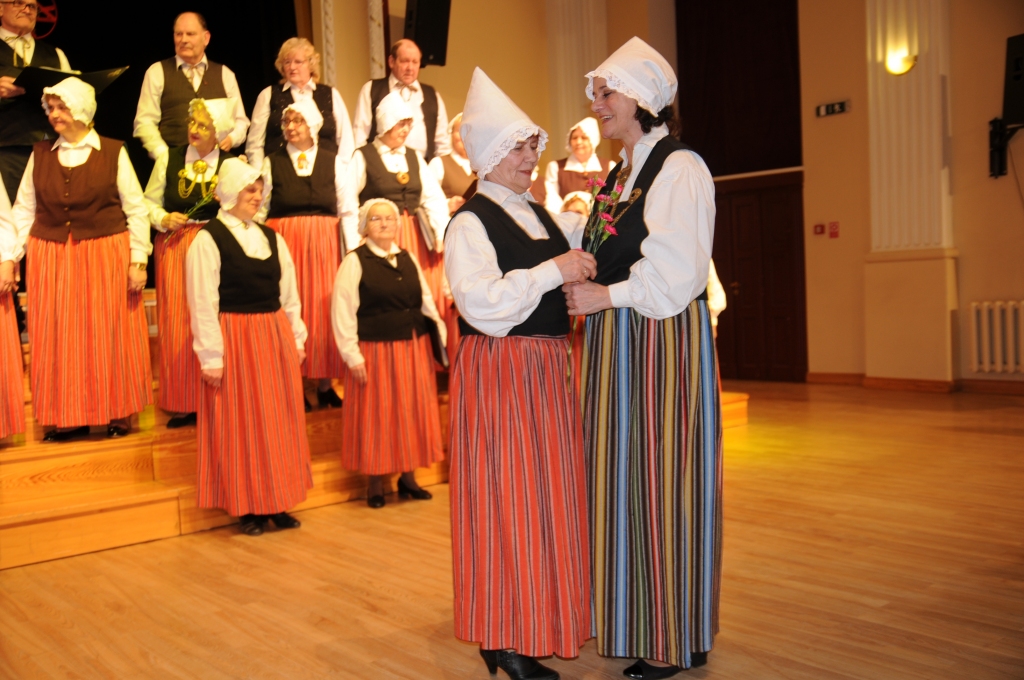 Pēc nodziedāšanas katrs koris savu diriģentu iepriecināja ar ziediem. Tie neizpalika arī Smiltenes kultūras centra senioru kora “Mežābele” diriģentei Veltai Ispravņikovai.