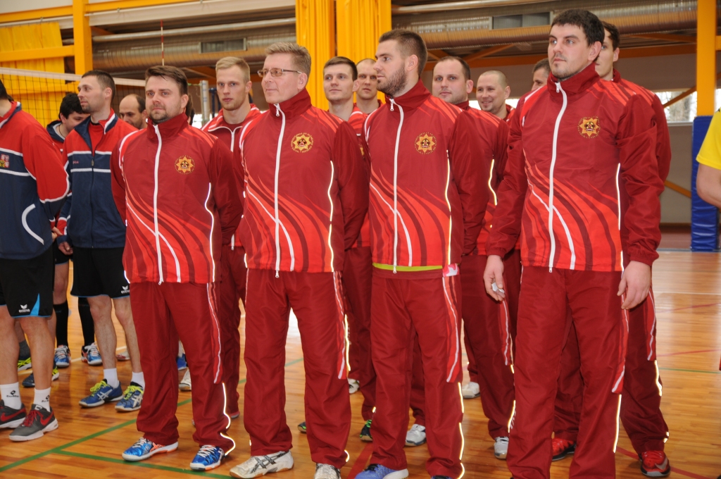 Valsts ugunsdzēsības un glābšanas dienesta komanda pārējo vidū izcēlās ne tikai ar saviem košajiem un pamanāmajiem formas tērpiem, bet arī īstu sportisko garu. Komandā spēlēja arī VUGD Vidzemes reģiona brigādes Valkas daļas ugunsdzēsējs glābējs Gints Švecs (otrajā rindā otrais no kreisās).                                   
Autors:  INGA KARPOVA