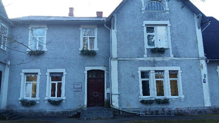 Valcēnieši ir nemierā, ka, lai aizietu uz pašvaldības kasi Semināra ielā 29, ir jāuzmanās no slidenām kāpņu flīzēm.                                     
Autors:  INGA KARPOVA