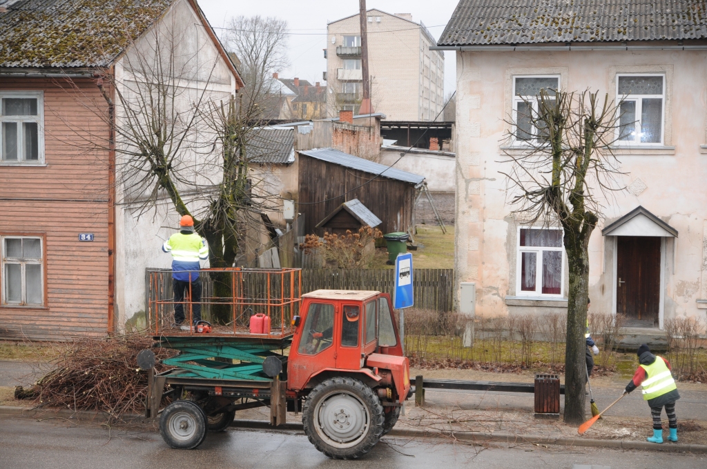 Valkā ir sākušies lielie pavasara tīrīšanas darbi. Šonedēļ Rīgas ielā pašvaldības Pilsētas teritorijas apsaimniekošanas nodaļas darbinieki “frizēja” liepas.                                                                                                        
Autors:  INGA KARPOVA