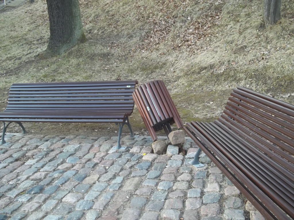 Kāds garāmgājējs savām acīm redzējis, ka te, urnu lauzdams, nav plosījies nekāds spēkavīrs, bet gan trīs jaunas meitenes.               
Autors:  ZIEDONIS PAEGLIS