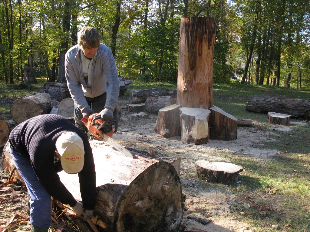 Tā 2010. gada rudenī izskatījās sākums jaunas atpūtas vietas tapšanai Smiltenes Jaunajā parkā, kur darbus veica grundzālietis  Ainārs Ozoliņš, piepalīdzot brālim Guntim Ozoliņam.  Nu šās fotogrāfijā redzamās atpūtas vietas parkā vairs nav.                                                                                                                                              
Autors:  SANDRA PĒTERSONE