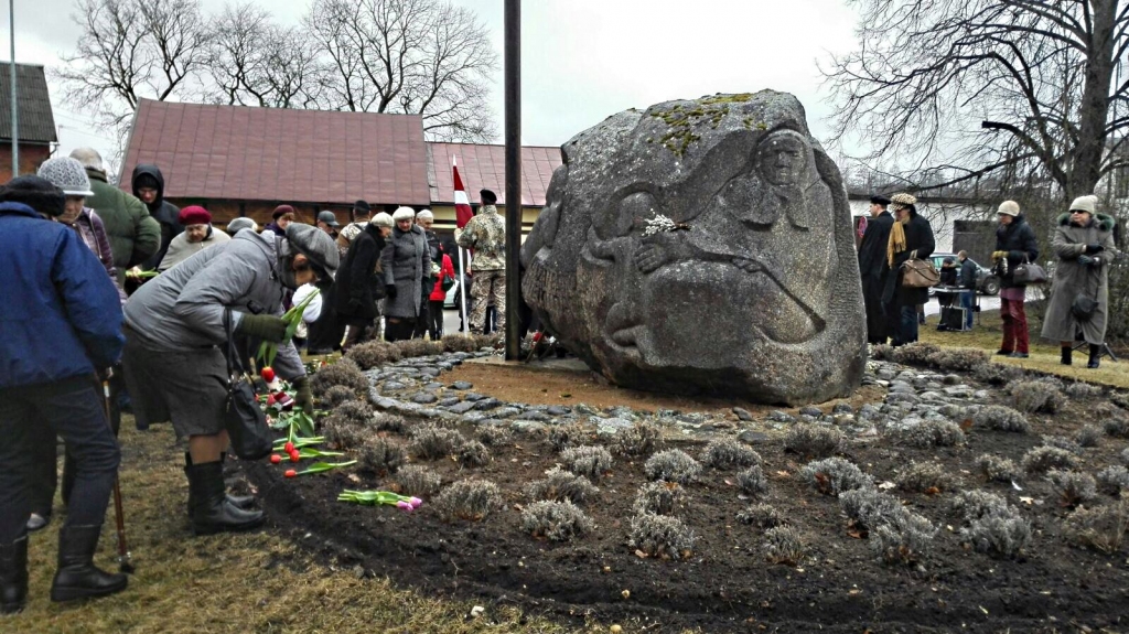 Sestdien, 25. martā, Smiltenē pie pieminekļa “Sašķeltā ģimene“ atcerējās komunistiskā genocīda upurus, kurus izsūtīja no Latvijas.                                                                                                                                           
Autors:  ILUTA SEĻUGINA