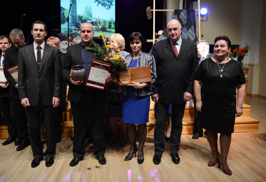 Par Valkas novada sakoptāko īpašumu 2016. gadā atzīta Sarmītes un Viktora Kurmejevu  privātmāja Valkā, Oškalna ielā 13. Balvas, tai skaitā goda plāksni viņiem pasniedza novada domes pārstāvji Sniedze Ragže (pirmā no labās), Guntis Bašķis un Viesturs Zariņš. 